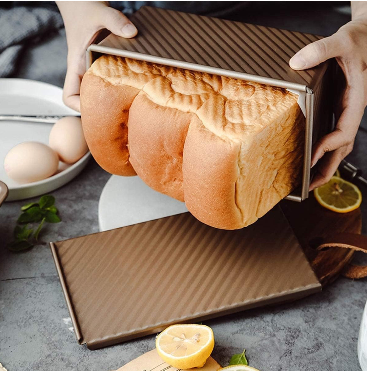 KiNeX Bread Tin with Lid, Non-Stick Loaf Tin Loaf Pan with Lid for Baking, Loaf Pan with Lid Bread Toast Mold, 450g(1lb) Bread Tins for Baking, Toast, Sandwich, Cake, Gold