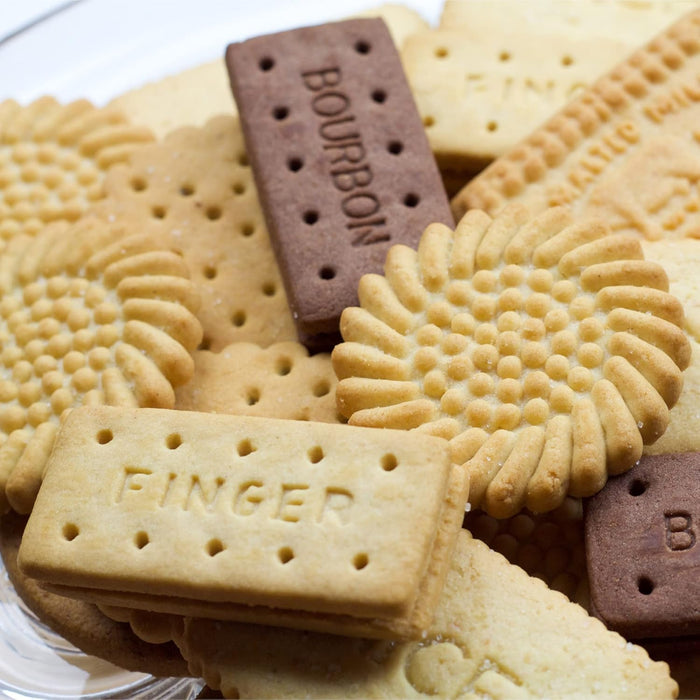 British Biscuits Gift Set 350g - Novelty Large Biscuit Tin, Luxury Assorted Biscuit Selection Box Hamper, London Souvenirs Gifts, Keepsake Tins for Birthday  BBE 26-07-25 RRP £14.99 Sale price £6.99