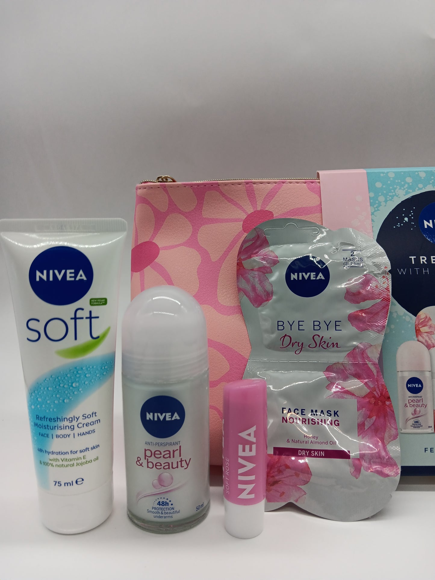 NIVEA Treat me with Softness Gift Set (4 Products), Gift Set  Anti-Perspirant, Soothing Day Cream SPF15, Soft Moisturising Cream and Face Sheet Mask